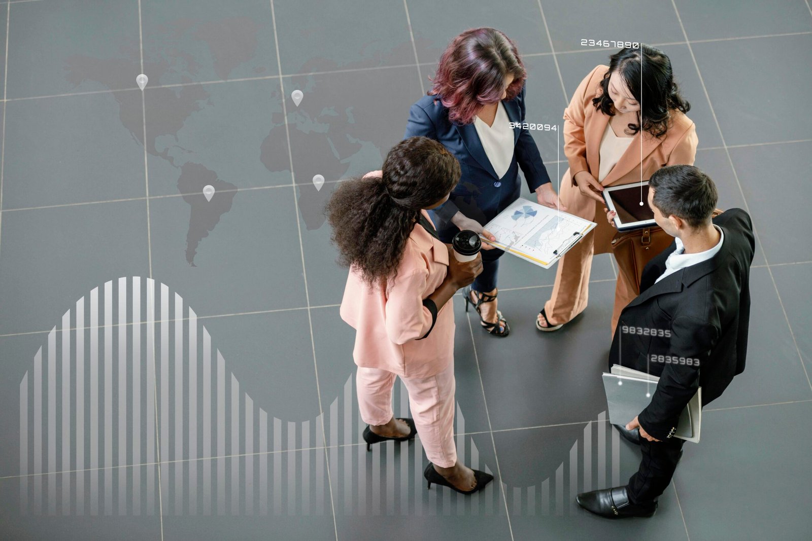 Equipo trabajando y planeando Equipo trabajando y planeando